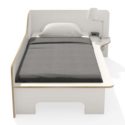 Weißes Plane Einzelbett von Müller Möbelwerkstätten mit Nachttisch, Lampe und grauer Decke.